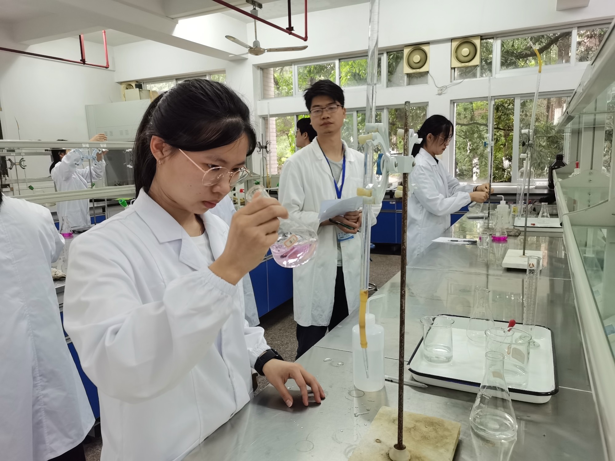 药品滴定检测技能竞赛 照片5.jpg 药品滴定检测技能竞赛 照片5.jpg