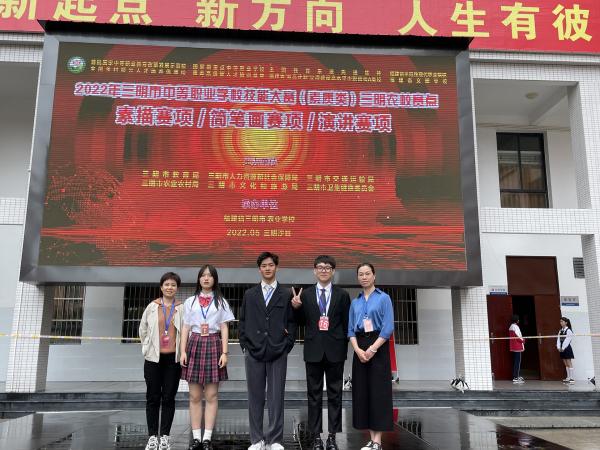 演讲类赛手和指导老师合影.jpg