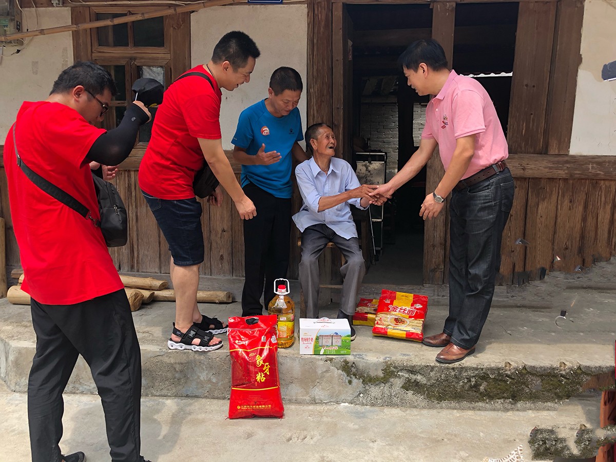 10、慰问困难党员(3).jpg 10、慰问困难党员(3).jpg