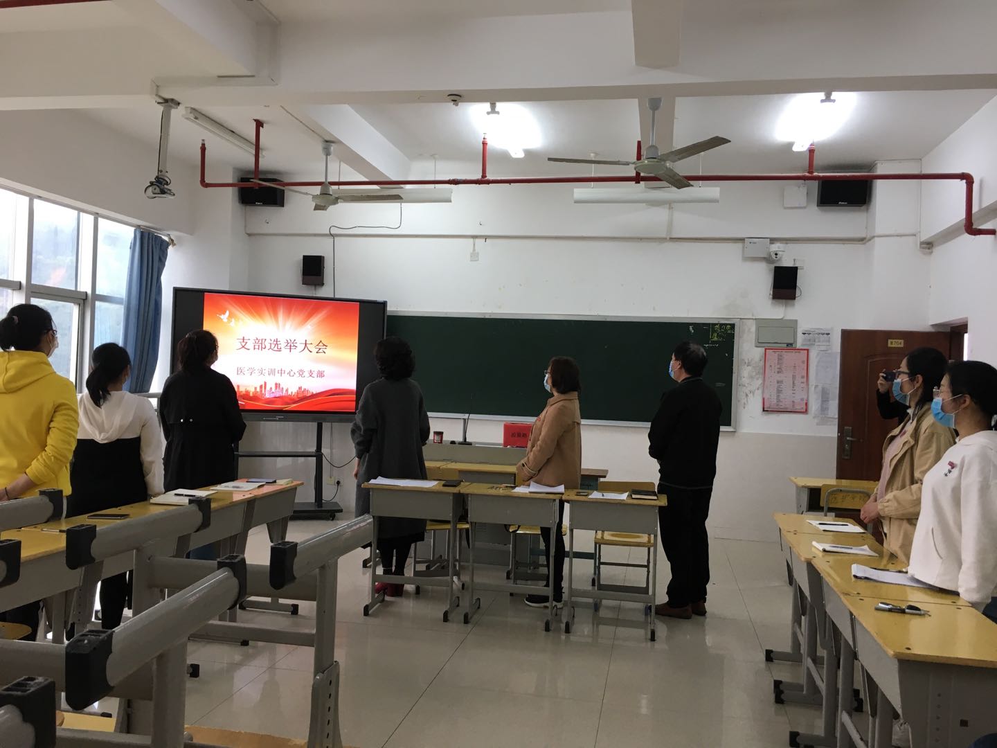 党支部全体成员聆听国歌.jpg