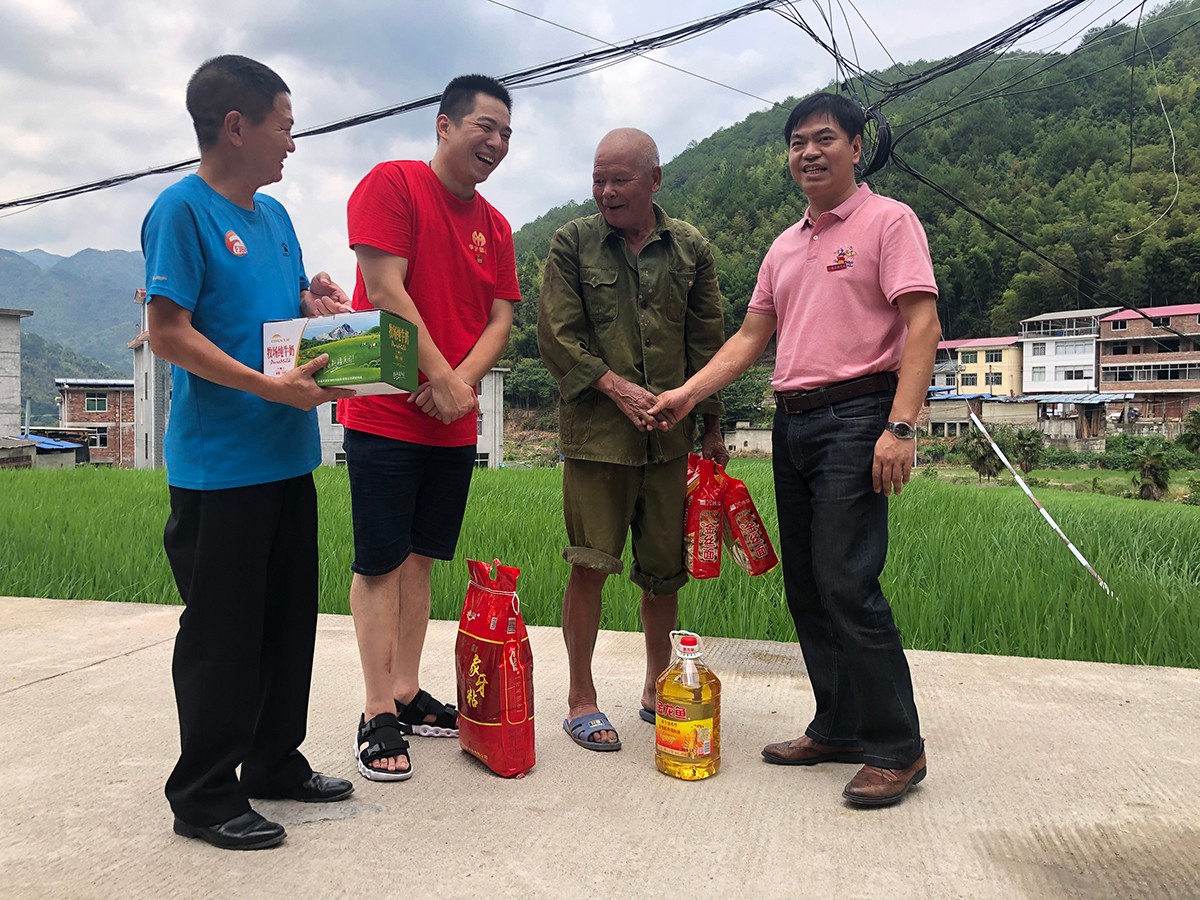 8、慰问困难党员(1).jpg 8、慰问困难党员(1).jpg