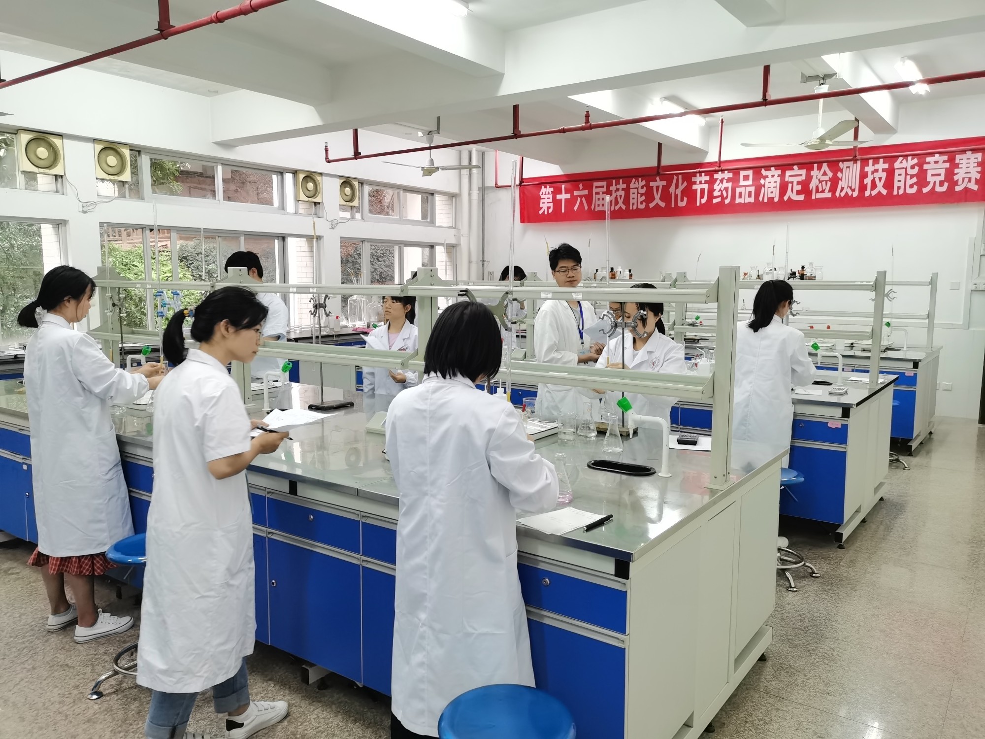 药品滴定检测技能竞赛 照片4.jpg 药品滴定检测技能竞赛 照片4.jpg