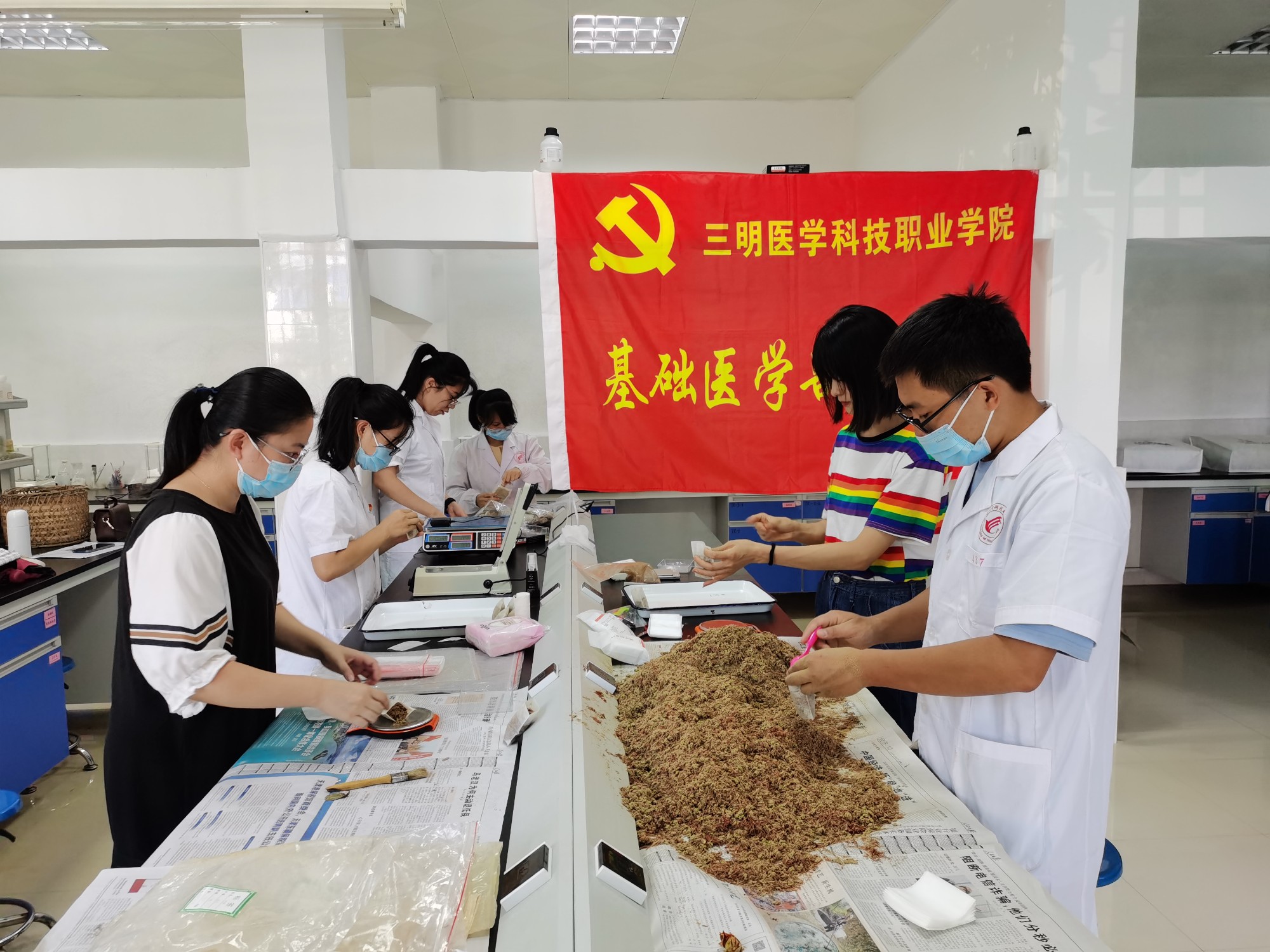 我为群众办实事现场照片2.jpg