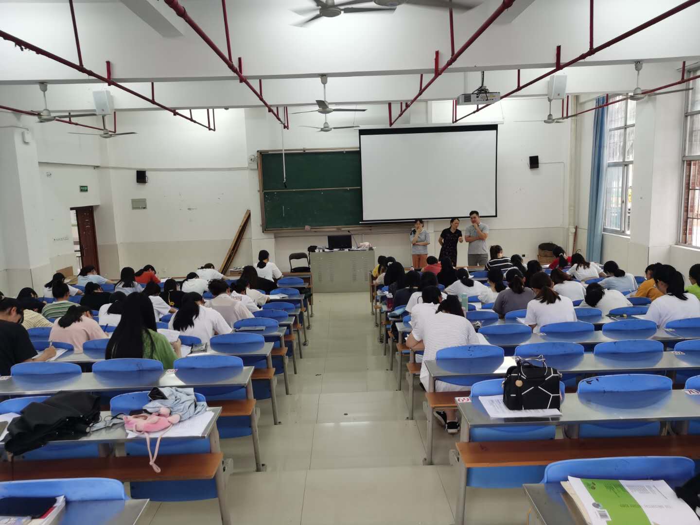 学校教务处领导巡视考试情况.jpg