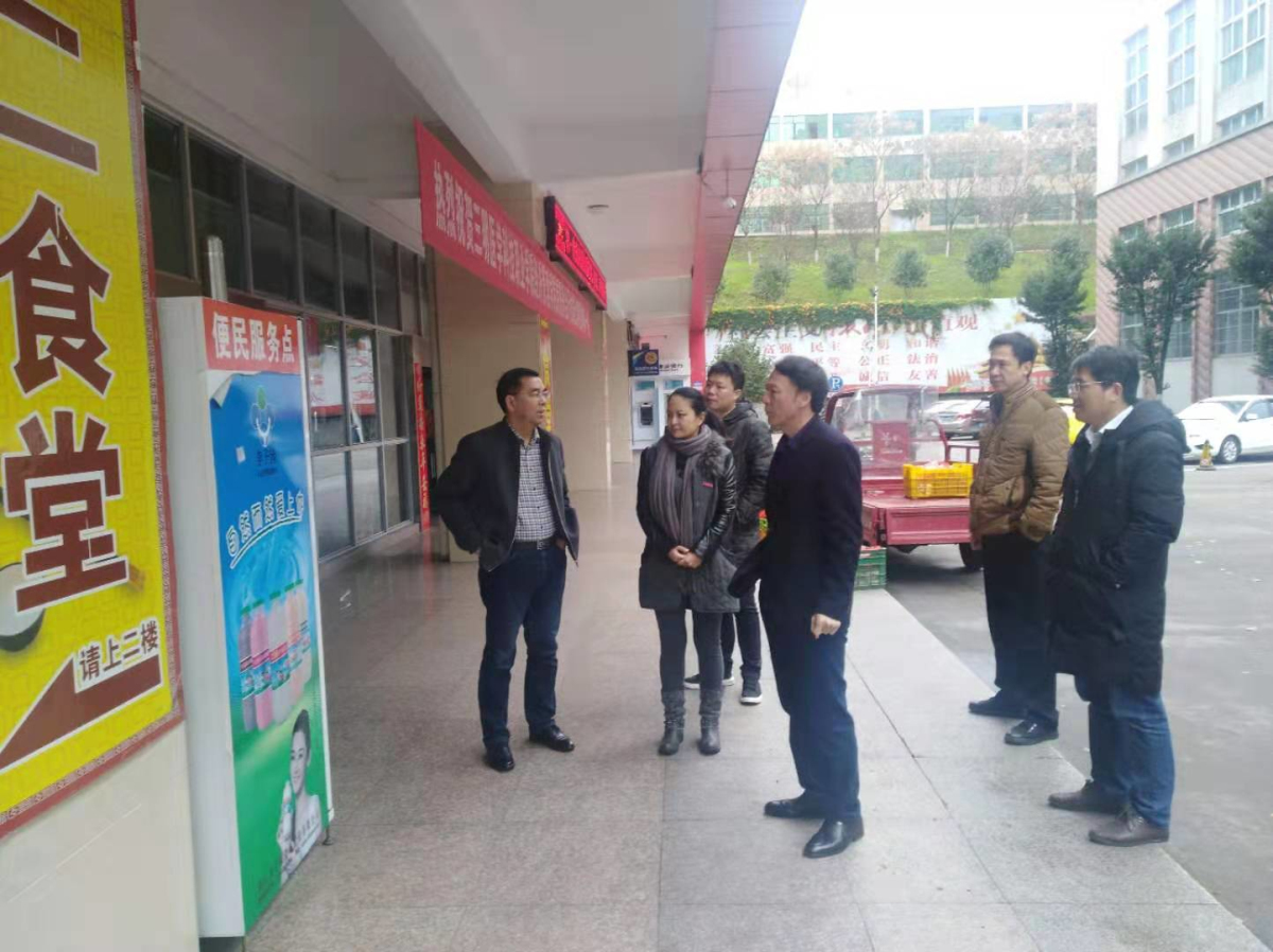 赖副带队查看校园.jpg